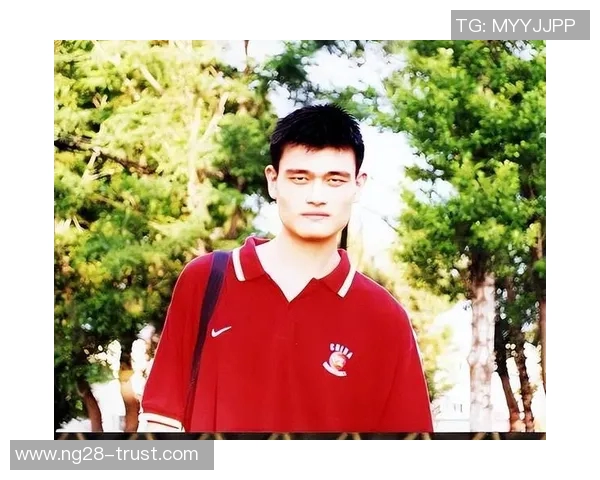 姚明走路帅气如风展翅彰显篮球巨星的独特魅力与风范